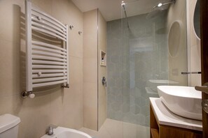 Secador de pelo y toallas