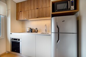 Frigorífico, microondas, horno y cafetera o tetera