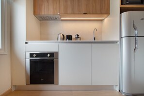 Réfrigérateur, micro-ondes, four, cafetière/bouilloire