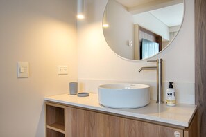 Douche, sèche-cheveux, serviettes fournies