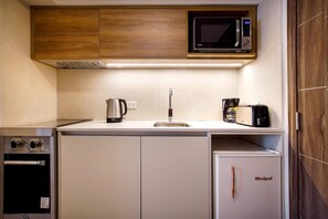 Micro-ondes, four, cafetière/bouilloire, bouilloire électrique