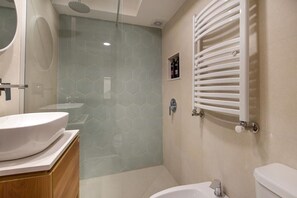 Douche, sèche-cheveux, serviettes fournies