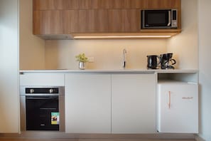 Micro-ondes, four, cafetière/bouilloire, bouilloire électrique