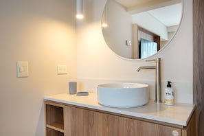 Douche, sèche-cheveux, serviettes fournies