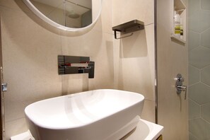 Douche, sèche-cheveux, serviettes fournies