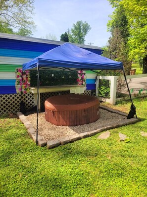 Outdoor spa tub - f&r: fun & relaxation: hot tub in/out games escape (Nashville)