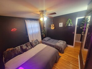 3 bedrooms, iron/ironing board, travel crib, WiFi - f&r: fun & relaxation: hot tub in/out games escape (Nashville)