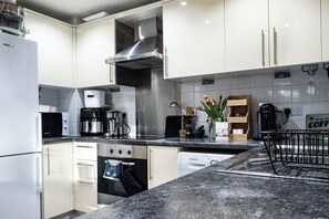 Réfrigérateur, micro-ondes, four, lave-vaisselle