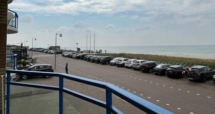 Komplett eingerichtete Wohnung am Nordboulevard von Egmond aan Zee für 4 Personen. 1. Stock, einzigartig mit 2 Balkonen im Westen, einem herrlichen Blick auf das Meer und den schönen Boulevard und mit eigener Garage!