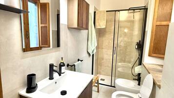 Doccia, asciugacapelli, bidet, asciugamani