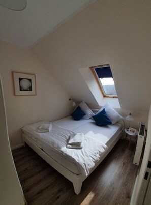 House | 1 bedroom, individually furnished, bed sheets