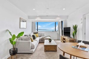 TV, offices - Modern 1BR w Pool/Gym Steps to Beach: Zodiak Stays (Auckland)