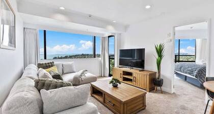 Modern 1BR w Pool/Gym Steps to Beach: Zodiak Stays