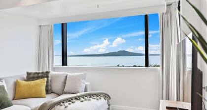 Modern 1BR w Pool/Gym Steps to Beach: Zodiak Stays