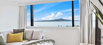 Modern 1BR w Pool/Gym Steps to Beach: Zodiak Stays