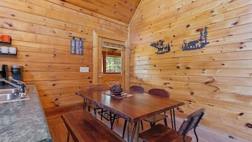 Cabin có thiết kế đặc trưng, 2 phòng ngủ, không hút thuốc, bồn tắm nước nóng | Khu vực ăn uống tại phòng