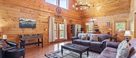 Signature-Ferienhütte, 2 Schlafzimmer, Nichtraucher, Whirlpool | Wohnzimmer | 55-Zoll-Smart-TV mit Digitalempfang, Kamin