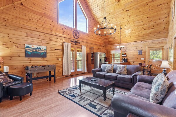 Living room - Serene Creek Cabin (Sevierville)