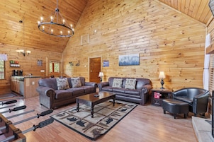 Signature-Ferienhütte, 2 Schlafzimmer, Nichtraucher, Whirlpool | Wohnzimmer | 55-Zoll-Smart-TV mit Digitalempfang, Kamin