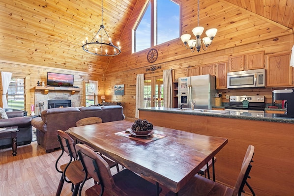 Signature Cabin, 2 Bedrooms, Non Smoking, Hot Tub | In-room dining