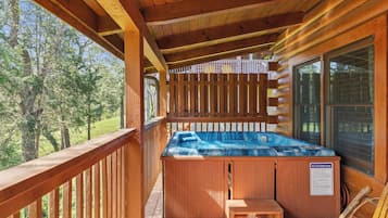 Signature Cabin, 2 Bedrooms, Non Smoking, Hot Tub | Private spa tub