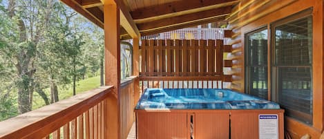 Signature Cabin, 2 Bedrooms, Non Smoking, Hot Tub | Private spa tub