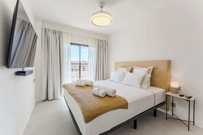 1 室のベッドルーム、デスク、アイロン / アイロン台、旅行用ベビーベッド