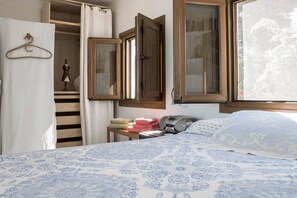 2 bedrooms, desk, iron/ironing board, travel crib