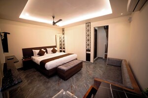 Executive Double Room, 1 King Bed, Pets Not Allowed | In-room safe, blackout drapes, soundproofing, free WiFi