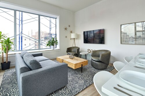 Bright Designer Loft Steps From Path to NYC