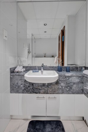 Douche, séchoir à cheveux, serviettes fournies, savon