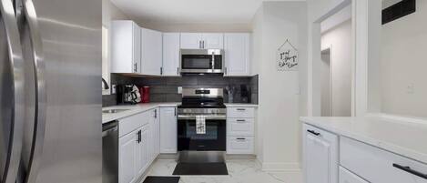 Refrigerador, microondas, horno, placa de cocina