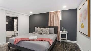 4 quartos, escrivaninha, ferros/tábuas de passar roupa, berço de viagem