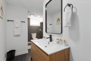 Dusj, hårføner, håndklær og sjampo