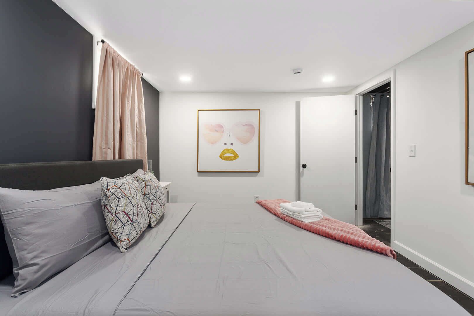 4 habitaciones, escritorio y tabla de planchar con plancha 