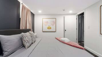 4 habitaciones, escritorio y tabla de planchar con plancha