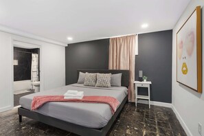 4 soverom, skrivebord, strykejern/-brett og reiseseng for barn