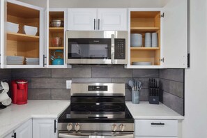 Køleskab, mikrobølgeovn, ovn, kogeplade