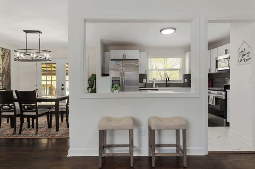 Spacious Home+Sleeps 9+Pets Welcome+Steps to Shops