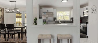 Spacious Home+Sleeps 9+Pets Welcome+Steps to Shops