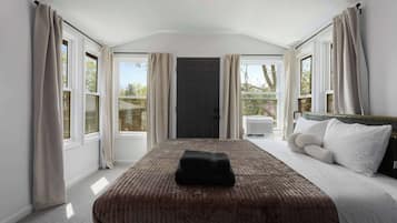 3 bedrooms, desk, iron/ironing board, travel cot