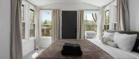 3 habitaciones, escritorio y tabla de planchar con plancha