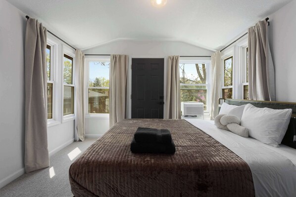 3 chambres, bureau, fer et planche à repasser, lit de bébé portatif