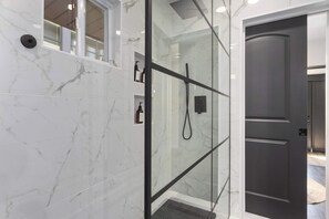 Een douche, een haardroger, handdoeken, shampoo