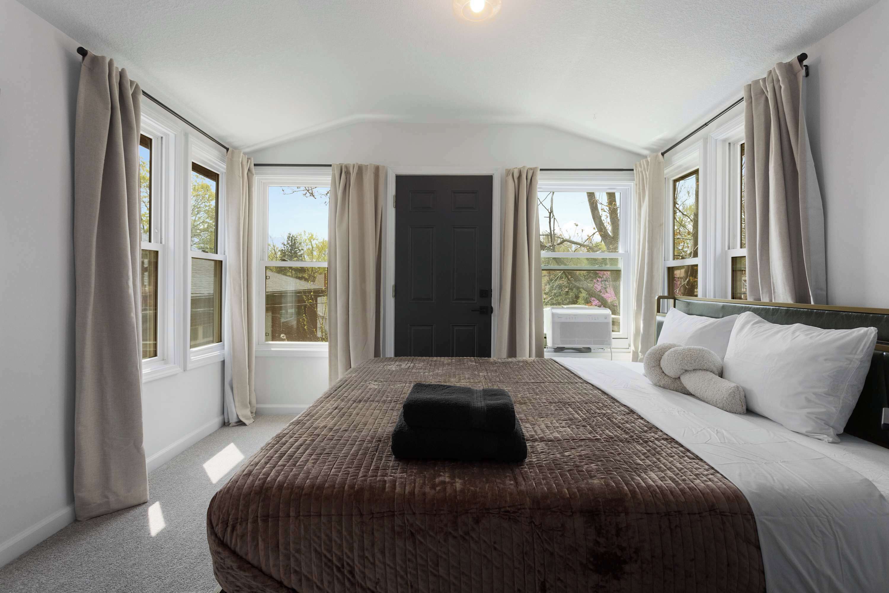 3 bedrooms, desk, iron/ironing board, travel cot