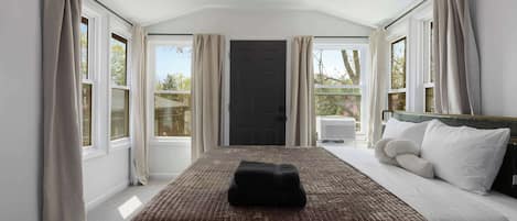 3 sovrum, skrivbord, strykjärn/strykbräda och resesäng