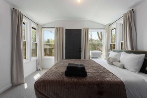 3 Schlafzimmer, Schreibtisch, Bügeleisen/Bügelbrett, Reisekinderbett