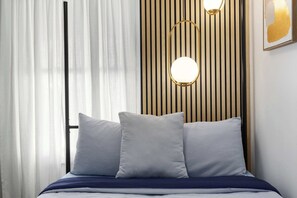 3 habitaciones, escritorio y tabla de planchar con plancha 