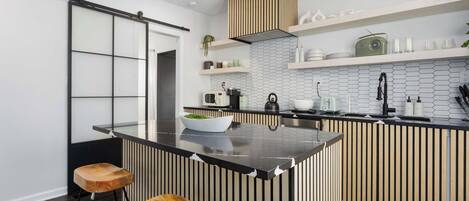 Refrigerador, microondas, horno, placa de cocina