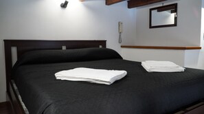 1 bedroom, iron/ironing board, WiFi, bed sheets - At 25 Trastevere (Rosetta), Rome. Among the characteristic alleys of Trastevere. (Roma)